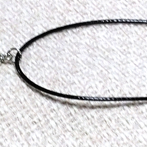 黒紐ネックレス メタルシルバー色羽チャーム ネックレス・ペンダント