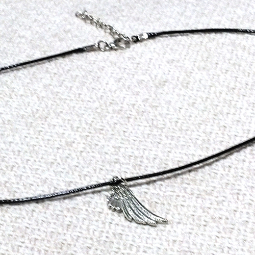 黒紐ネックレス メタルシルバー色羽チャーム ネックレス・ペンダント