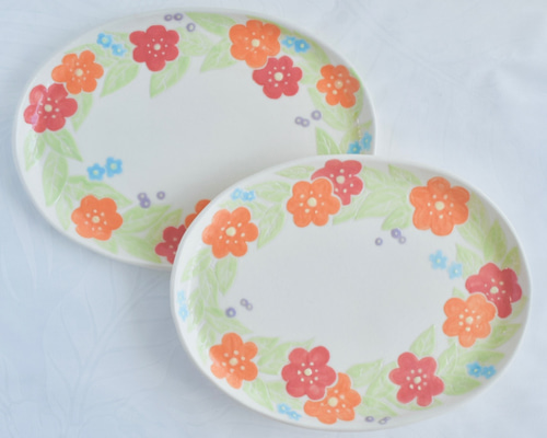 イムサエムさんのお皿 花模様の陶器製楕円皿 約30cm x 20cm イムサエムさんのお皿 花模様の陶器製楕円皿 約30cm x 20cm