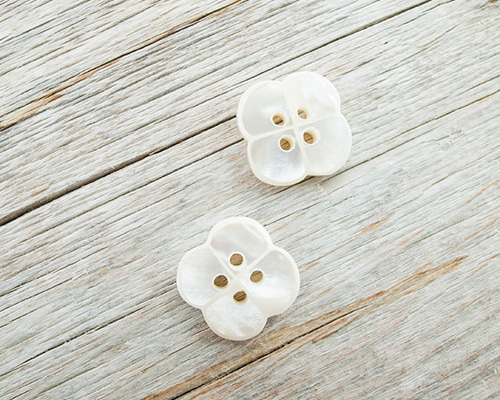 貝蝶 デザイン貝ボタン（クローバー）】白蝶貝ボタン ＃BT141 4穴18mm