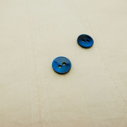 【染めボタン】黒蝶貝　貝ボタン#00104 2穴　10mm 　C/#BLUE  ＊＊10個セット＊＊ 1枚目の画像