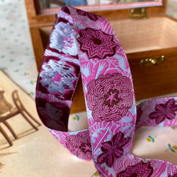 新商品！『USA製　　刺しゅうリボン　細かな花のような模様　ムラサキ』～22㎜×1m単位でカット～　 3枚目の画像