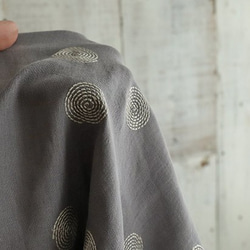 新入荷！『コットン・ダブルガーゼ 　うずまき刺繍　110㎝巾』～50㎝単位でカット～ 3枚目の画像