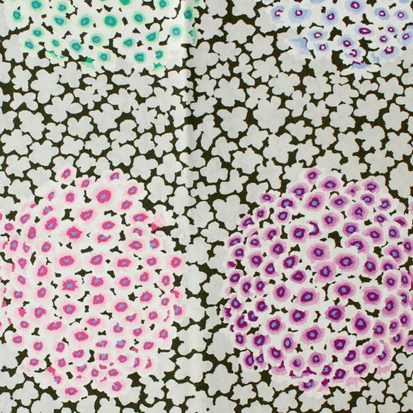 新商品！USA！『フリースピリット  ケイフ・ファセット　紫陽花のような花のデザイン』～50㎝単位でカット～ 1枚目の画像