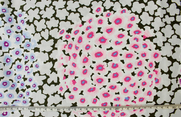 新商品！USA！『フリースピリット  ケイフ・ファセット　紫陽花のような花のデザイン』～50㎝単位でカット～ 2枚目の画像