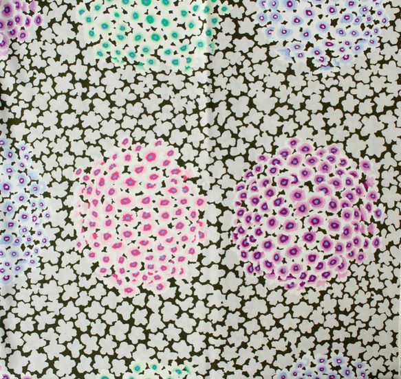 新商品！USA！『フリースピリット  ケイフ・ファセット　紫陽花のような花のデザイン』～50㎝単位でカット～ 3枚目の画像