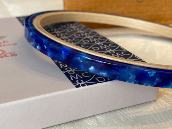 新柄入荷！『DMC ×SABAEコラボ 　PREMIUM HOOP　刺繍枠　専用ボックス入り』～ブルー～ 6枚目の画像