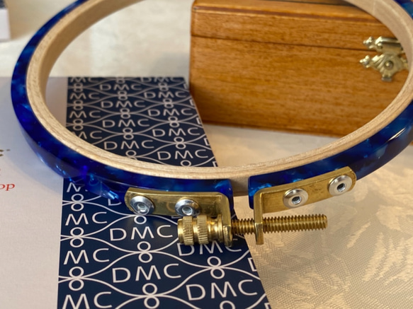 新柄入荷！『DMC ×SABAEコラボ 　PREMIUM HOOP　刺繍枠　専用ボックス入り』～ブルー～ 3枚目の画像