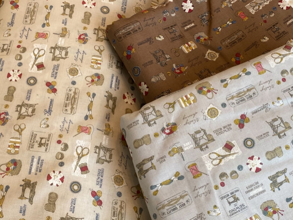 再入荷♪『 Quilters collection 巾110cm　ソーイング柄　Aー薄ベージュ』～50㎝単位でカット〜 4枚目の画像