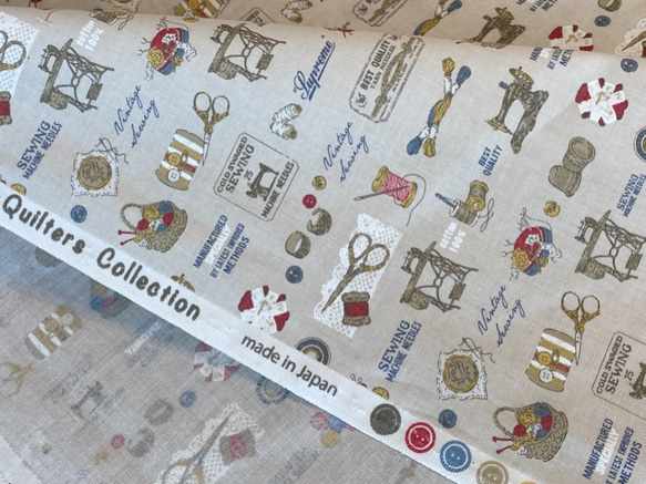 再入荷♪『 Quilters collection 巾110cm　ソーイング柄　Aー薄ベージュ』～50㎝単位でカット〜 2枚目の画像