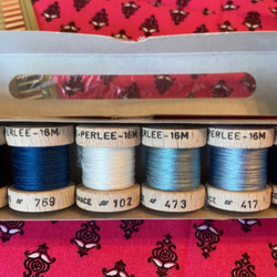 新色入荷！フランス老舗糸メーカー　AU VER A SOIE『シルクパール糸　6色セット　ブルー系　16m×6』 1枚目の画像
