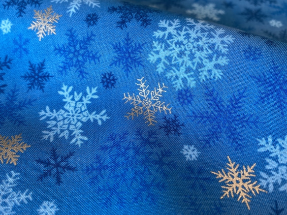 クリスマス！『2021Christmas Collection  雪の結晶　Dブルー×シルバー』～50cm単位でカット～ 4枚目の画像