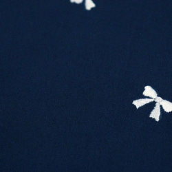 『ココチファブリック ソフトブロード 刺繍　リボン柄　ネイビー』50㎝単位でカット〜 3枚目の画像