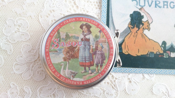 フランス製　SAJOU 　サジュー『しっかりとしまるティン缶』〜虫ピン約150個入り〜 1枚目の画像