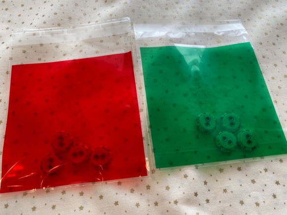 人気の２色セット！『クリスマスラッピング　OPP袋　テープ留め付き！正方形！』～２色各15枚ずつ　計30枚セット～ 3枚目の画像