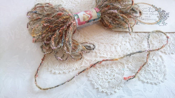 ちょこっとずつをセットに♪フリンジの様なベージュの変わり毛糸と、ラメ糸がアクセント茶系毛糸2つセット 4枚目の画像