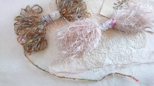 ちょこっとずつをセットに♪フリンジの様なベージュの変わり毛糸と、ラメ糸がアクセント茶系毛糸2つセット 5枚目の画像