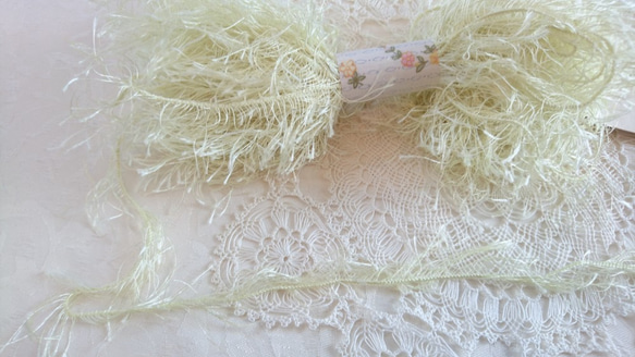 ちょこっとずつをセットに♪フリンジの様なレモン色の変わり毛糸と、イタリア製色合いの可愛いふわふわ毛糸2つセット 4枚目の画像