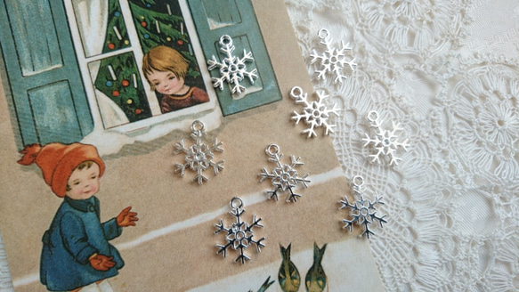 クリスマスチャーム！人気商品！『お洒落な雪の結晶チャーム ♪』～ライトシルバー5個セット～ 1枚目の画像