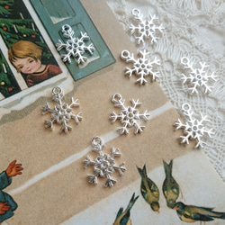 クリスマスチャーム！人気商品！『お洒落な雪の結晶チャーム ♪』～ライトシルバー5個セット～ 3枚目の画像