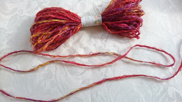 ちょこっとずつをセットに♪トルコ製ふわふわ毛糸と、ラメ糸がアクセント赤系毛糸2つセット 2枚目の画像