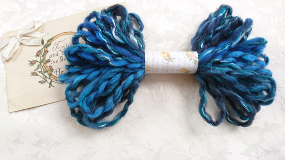 ちょこっと毛糸♪とイタリア製　色合い綺麗なブルーのふわふわ毛糸 1枚目の画像
