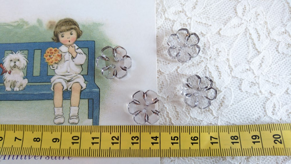 形がキュート♪『お花のプラスチックボタン　薄グレーカラー～4個セット　18㎜～ 2枚目の画像