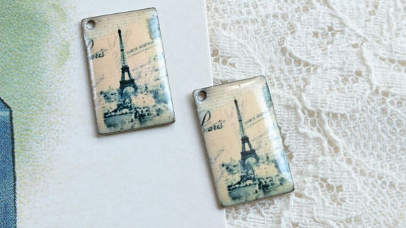 『フランス　エッフェル塔のカード型チャーム♪』 ～アンティーク柄　2個セット～ 1枚目の画像