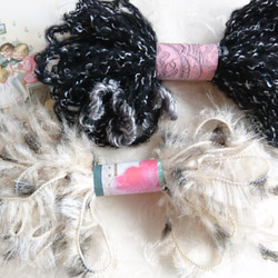 ちょこっとずつをセットに♪イタリア製　ラメ糸アクセントの飾りが付いた毛糸と、高級感あるフェイクファー毛糸2つセット 1枚目の画像
