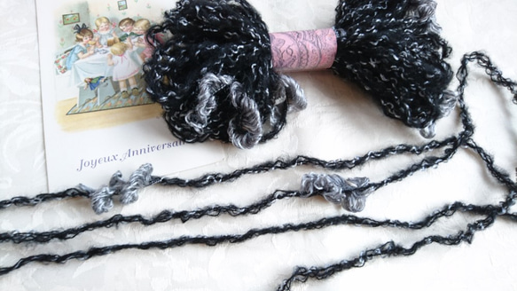 ちょこっとずつをセットに♪イタリア製　ラメ糸アクセントの飾りが付いた毛糸と、高級感あるフェイクファー毛糸2つセット 2枚目の画像