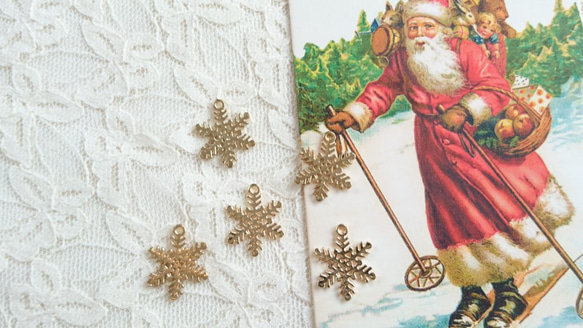 クリスマスチャーム！『お洒落な雪の結晶チャーム ♪』～ゴールド4個セット～ 3枚目の画像