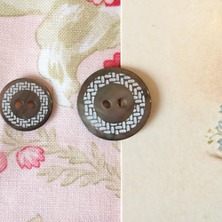 『イタリア製 模様の入った小さなシェルボタン』～グレー  13㎜ 2個セット ～ 5枚目の画像
