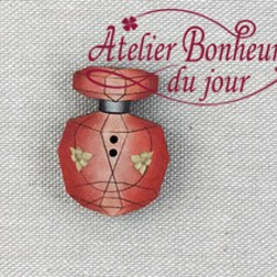 再入荷！フランス製！人気『木製ボタン　アトリエ ボヌール ドゥ ジュール 　赤い香水瓶』～2個セット～ 1枚目の画像