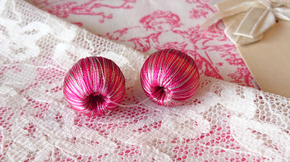 『色合い綺麗な巻き糸ビーズ 　ボールチャーム』～17㎜　ピンク2個セット～ 4枚目の画像