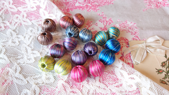 『色合い綺麗な巻き糸ビーズ 　ボールチャーム』～17㎜　ブラウン2個セット～ 3枚目の画像