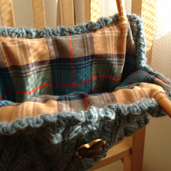 1点もの！英国羊毛100％『お洒落な籐持ち手の手編みバッグ♪』 4枚目の画像