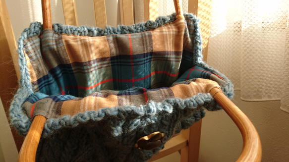 1点もの！英国羊毛100％『お洒落な籐持ち手の手編みバッグ♪』 4枚目の画像