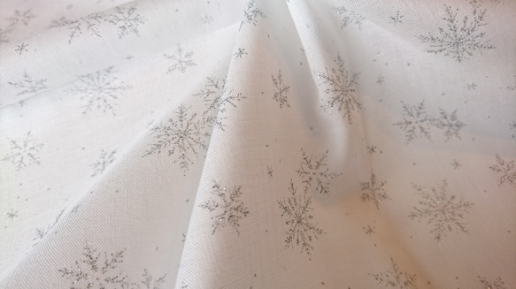 クリスマス布地！『雪の結晶　ラメ入り　コットン生地　ホワイト』～50cm単位でカット～ 1枚目の画像