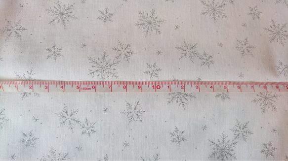 クリスマス布地！『雪の結晶　ラメ入り　コットン生地　ホワイト』～50cm単位でカット～ 2枚目の画像