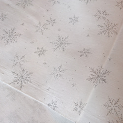 クリスマス布地！『雪の結晶　ラメ入り　コットン生地　ホワイト』～50cm単位でカット～ 3枚目の画像