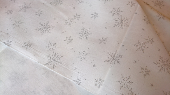 クリスマス布地！『雪の結晶　ラメ入り　コットン生地　ホワイト』～50cm単位でカット～ 3枚目の画像