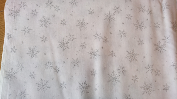 クリスマス布地！『雪の結晶　ラメ入り　コットン生地　ホワイト』～50cm単位でカット～ 5枚目の画像