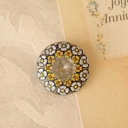『チェコボタン　可愛いお花が並んだガラスボタン』〜 22.5mm ホワイト〜 2枚目の画像