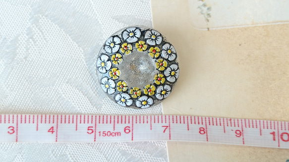 『チェコボタン　可愛いお花が並んだガラスボタン』〜 22.5mm ホワイト〜 3枚目の画像