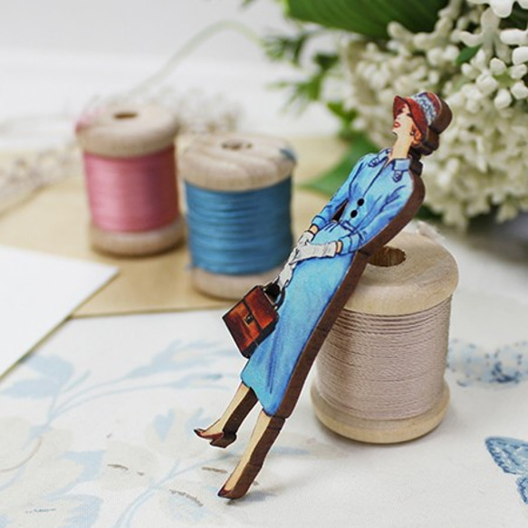 再入荷！フランス製！『大きさのある木製ボタン　アトリエ ボヌール ドゥ ジュール ～青いワンピースの女性～』 3枚目の画像