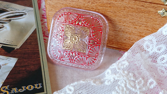 チェコボタン♪『細かな模様がお洒落　大きなガラスボタン』〜32×32mm　レッド〜 2枚目の画像