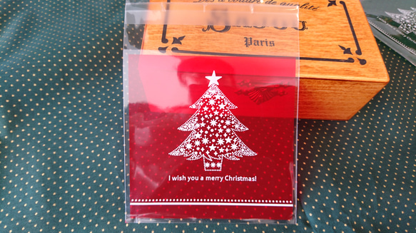 クリスマス♪『シンプルで使いやすい　クリスマスツリー柄バック　レッド　テープ留め付き』～100㎜×100㎜　20枚 1枚目の画像