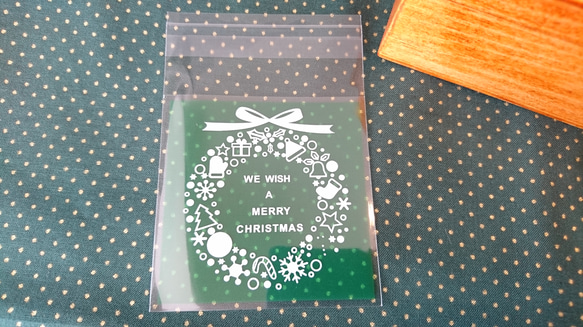クリスマス♪『小さめで可愛い　リース柄バック　グリーン　テープ留め付き！』～70㎜×70㎜　30枚 3枚目の画像