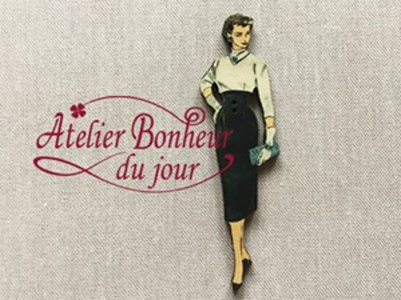 再入荷！フランス製！『大きさのある木製ボタン　アトリエ ボヌール ドゥ ジュール ～ブラックスカートの女性～』 1枚目の画像