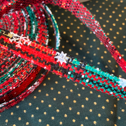 クリスマスリボン♪『グリーンとレッドのチェック柄　星と雪の結晶の絵柄のリボン』～10㎜幅　2ｍ単位でカット～ 4枚目の画像